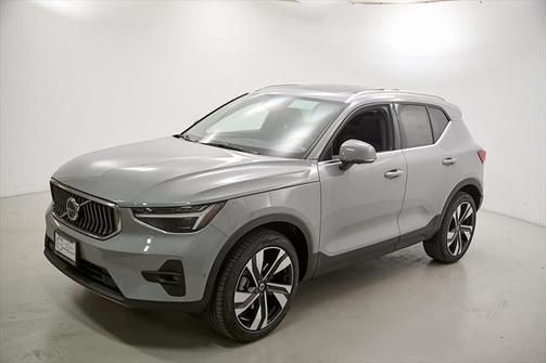 2025 Volvo XC40 B5 Plus Bright Theme