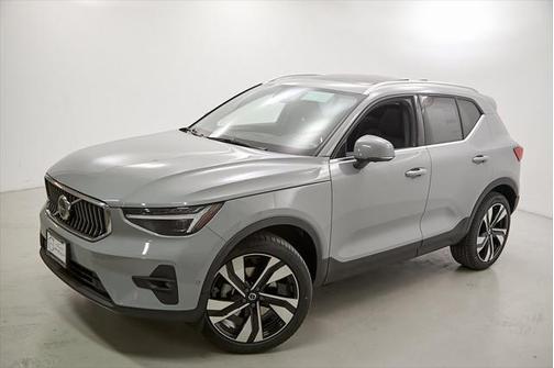 2025 Volvo XC40 B5 Plus Bright Theme