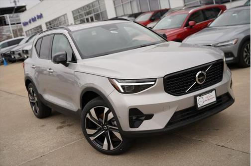 2025 Volvo XC40 B5 Plus Dark Theme