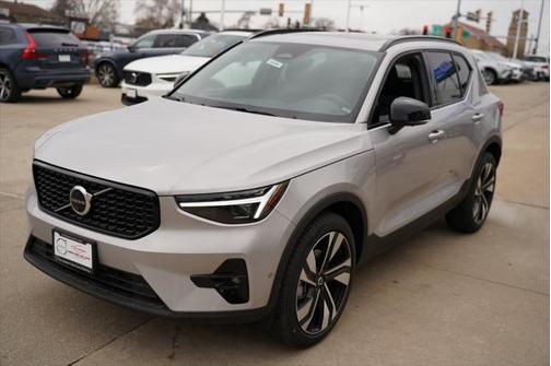 2025 Volvo XC40 B5 Plus Dark Theme