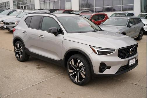 2025 Volvo XC40 B5 Plus Dark Theme