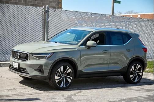 2025 Volvo XC40 Ultra Bright Theme