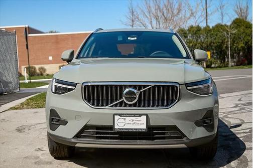 2025 Volvo XC40 Ultra Bright Theme
