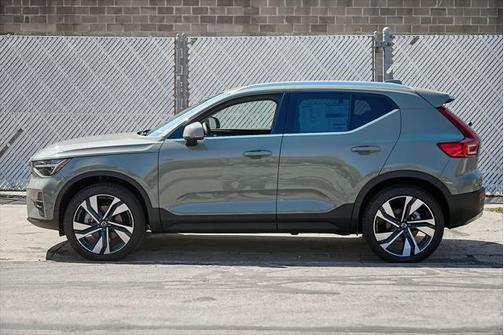 2025 Volvo XC40 Ultra Bright Theme