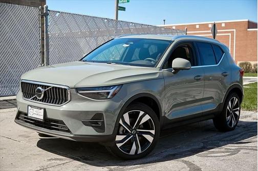 2025 Volvo XC40 Ultra Bright Theme