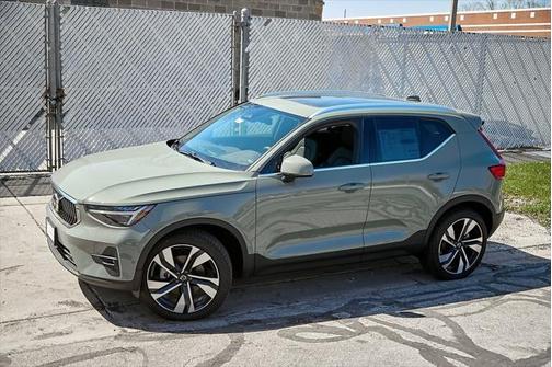 2025 Volvo XC40 Ultra Bright Theme