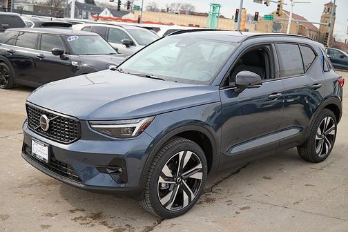 2026 Volvo XC40 Plus, B5 AWD Gas (mild hybrid), Dark