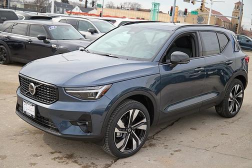 2026 Volvo XC40 Plus, B5 AWD Gas (mild hybrid), Dark
