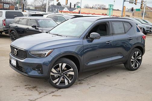 2026 Volvo XC40 Plus, B5 AWD Gas (mild hybrid), Dark