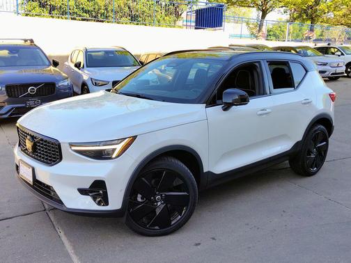 Crystal White 2026 Volvo XC40 Black Edition Ultra, B5 AWD Gas (mild hybrid)