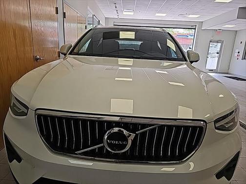 2025 Volvo XC40 B5 Plus Bright Theme