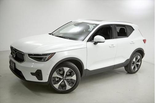 2025 Volvo XC40 B5 Plus Bright Theme