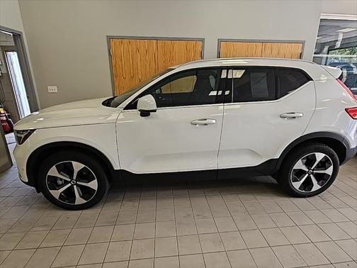 2025 Volvo XC40 B5 Plus Bright Theme