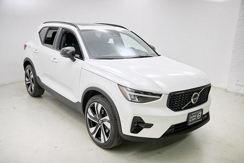 2025 Volvo XC40 B5 Plus Dark Theme