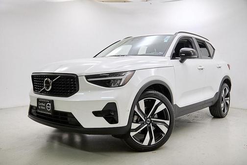 2025 Volvo XC40 B5 Plus Dark Theme