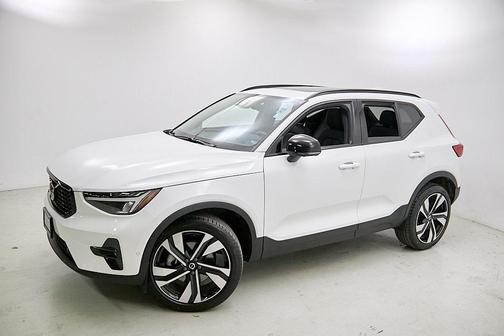 2025 Volvo XC40 B5 Plus Dark Theme