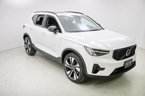 2025 Volvo XC40 B5 Plus Dark Theme