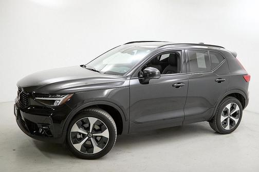 2024 Volvo XC40 B5 Plus Dark Theme