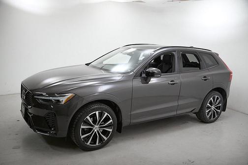 2023 Volvo XC60 B5 Ultimate Dark Theme