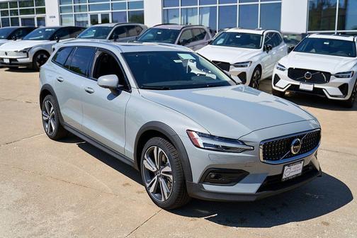 Vapour Grey Metallic 2026 Volvo V60 Cross Country Plus, B5 AWD Gas (mild hybrid)