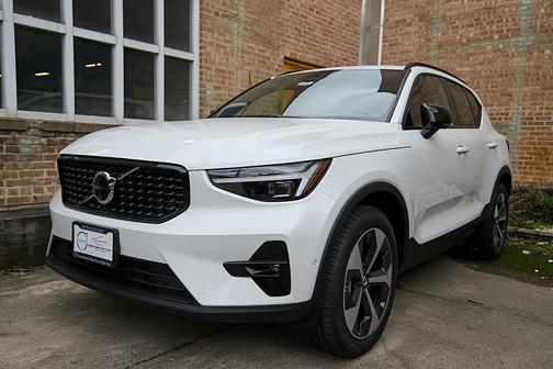 2026 Volvo XC40 B4 Plus