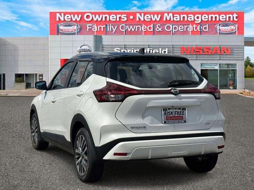 Aspen White / Super Black 2024 Nissan Kicks SV