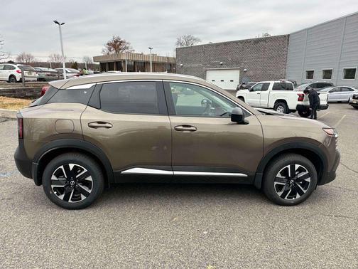 Canyon Bronze M 2026 Nissan Kicks SV