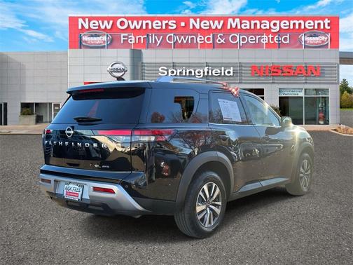 2023 Nissan Pathfinder SL