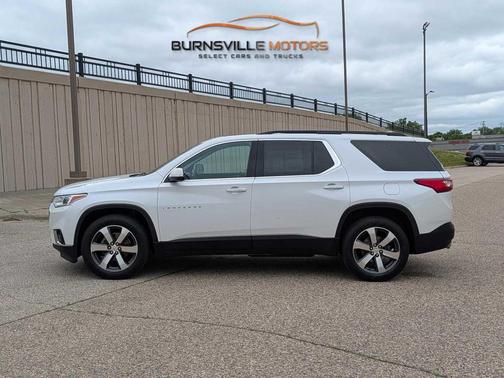 Iridescent Pearl Tricoat 2021 Chevrolet Traverse LT Leather