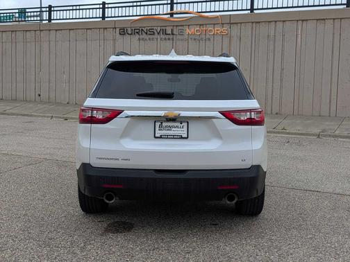 Iridescent Pearl Tricoat 2021 Chevrolet Traverse LT Leather