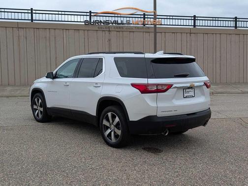 Iridescent Pearl Tricoat 2021 Chevrolet Traverse LT Leather