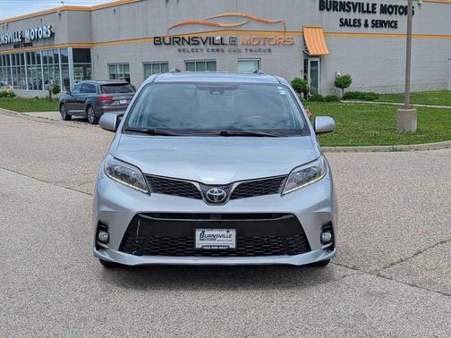 Celestial Silver Metallic 2019 Toyota Sienna SE Premium