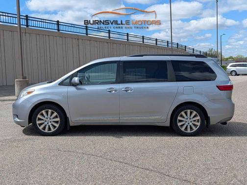 Silver Sky Metallic 2017 Toyota Sienna XLE Premium