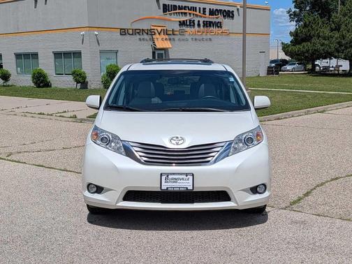 Blizzard Pearl 2017 Toyota Sienna XLE Premium