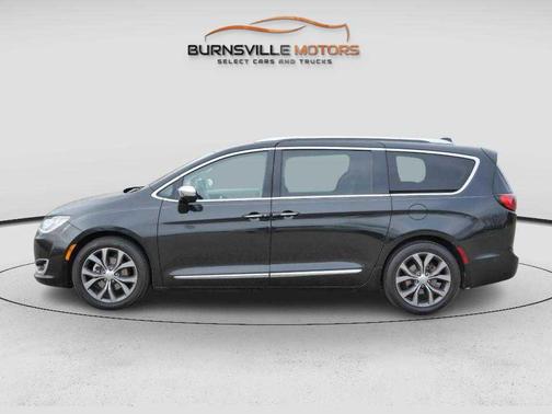 Brilliant Black Crystal Pearlcoat 2017 Chrysler Pacifica Limited
