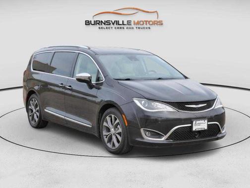 Brilliant Black Crystal Pearlcoat 2017 Chrysler Pacifica Limited