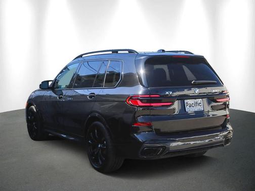 2025 BMW X7 M60i