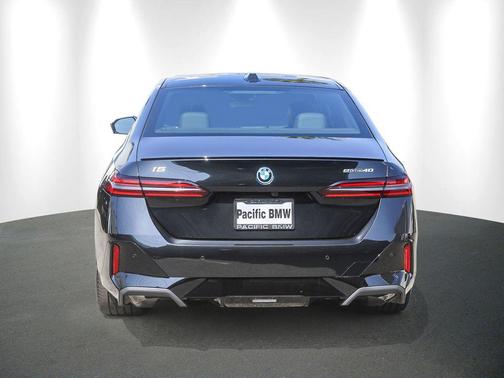 Black Sapphire Metallic 2026 BMW i5 eDrive40