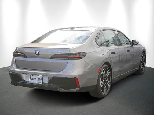 2026 BMW 750e i xDrive