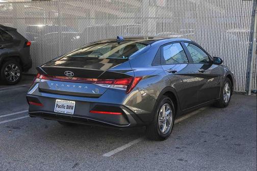 2024 Hyundai ELANTRA SE