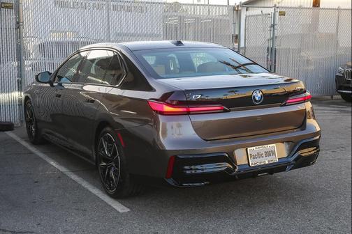 2025 BMW i7 M70