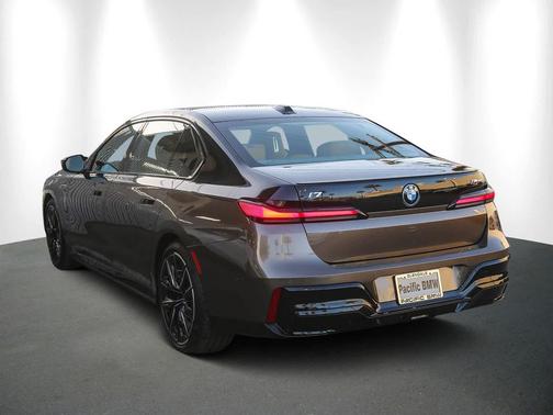 2025 BMW i7 M70