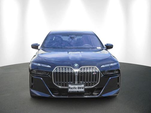 2025 BMW i7 M70