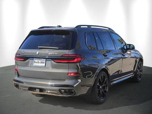Dravit Grey Metallic 2027 BMW X7 M60i