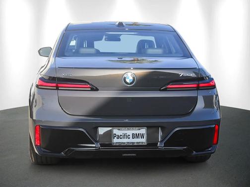 2025 BMW 750e i xDrive