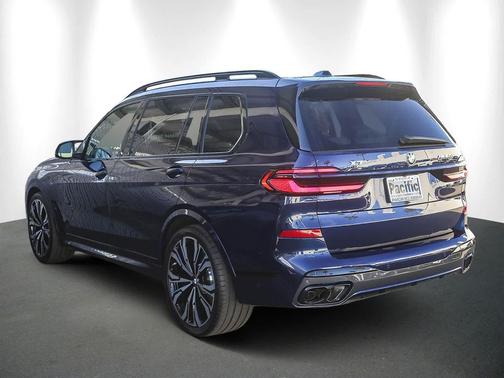 2025 BMW X7 M60i