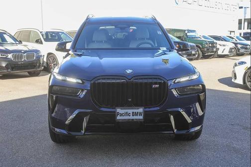 2025 BMW X7 M60i