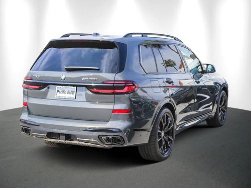 2025 BMW X7 M60i