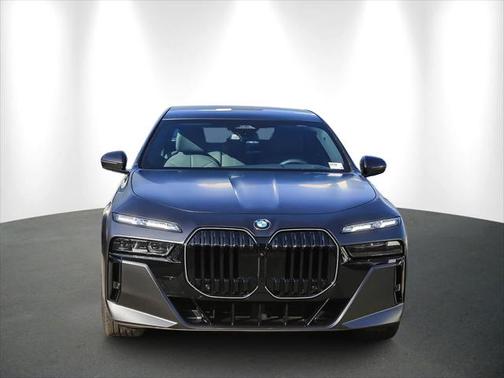 2025 BMW 740 i
