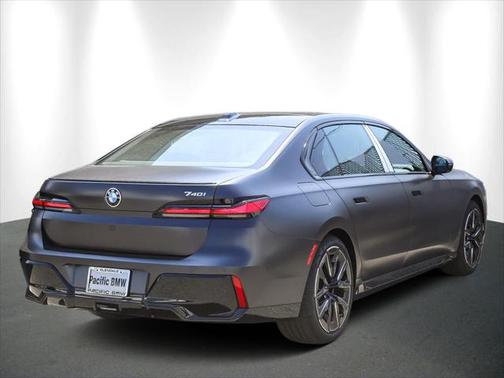 2025 BMW 740 i